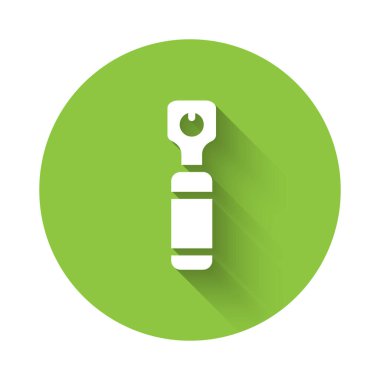 Beyaz şişe açacağı simgesi uzun gölgeli izole edilmiş. Yeşil daire düğmesi. Vektör İllüstrasyonu.