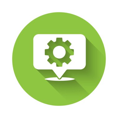 Teçhizat ikonlu beyaz konum uzun gölgeli izole edilmiş. Yeşil daire düğmesi. Vektör İllüstrasyonu.