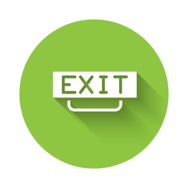 Beyaz Yangın çıkış ikonu uzun gölgeli izole edilmiş. Acil durum ikonunu ateşle. Yeşil daire düğmesi. Vektör.