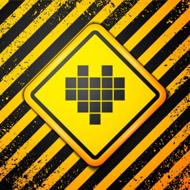 Sarı arkaplanda izole edilmiş oyun simgesi için siyah piksel kalpler. Uyarı işareti. Vektör.