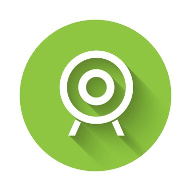 Beyaz Hedef spor ikonu uzun gölgeli izole edilmiş. Atış mesafesi ya da atış mesafesi için sayıları olan temiz bir hedef. Yeşil daire düğmesi. Vektör.