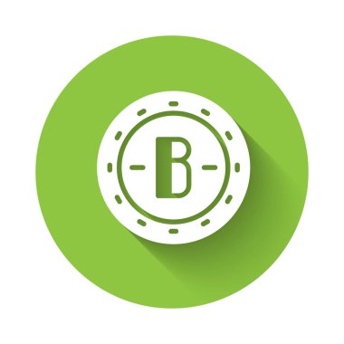 Uzun gölgeli beyaz kripto para Bitcoin simgesi. Madeni para. Engelleme zinciri tabanlı şifreli para birimi. Yeşil daire düğmesi. Vektör.