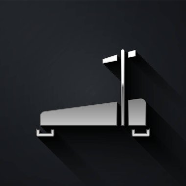 Gümüş Koşu bandı makine simgesi siyah arka planda izole. Uzun gölge tarzı. Vektör.