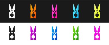 Siyah beyaz arkaplanda eski ahşap iğne simgesini ayır. Elbise askısı. Vektör.