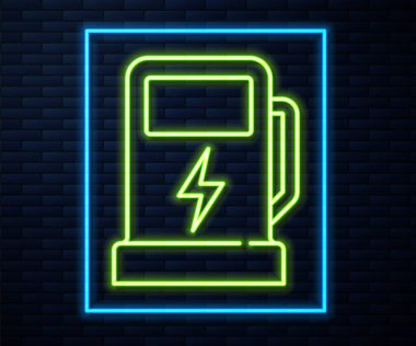 Parlayan neon hattı elektrikli araba şarj istasyonu ikonu tuğla duvar arka planında izole edildi. Eko elektrik yakıt pompası tabelası. Vektör.