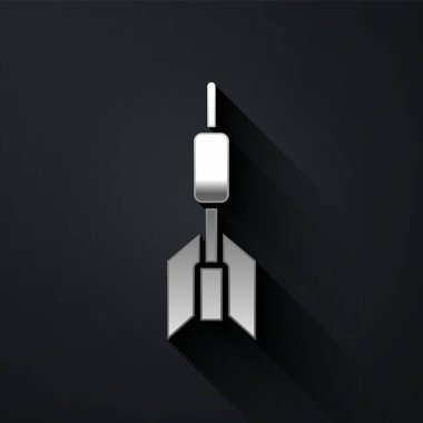 Gümüş Dart ok simgesi siyah arkaplanda izole edildi. Uzun gölge tarzı. Vektör.