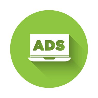 Beyaz reklam simgesi uzun gölgeli izole edilmiş. Pazarlama ve tanıtım süreci kavramı. İlgili reklamlar. Sosyal medya reklamcılığı. Yeşil daire düğmesi. Vektör.