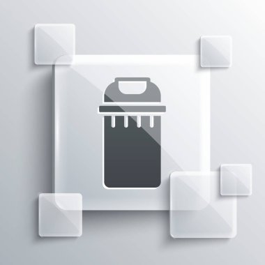 Gri arka planda gri çöp kutusu simgesi izole edildi. Çöp kutusu tabelası. Sepet simgesini geri dönüştür. Ofis çöpü ikonu. Kare cam paneller. Vektör.