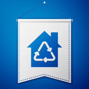 Mavi arka planda geri dönüşüm sembolü olan Mavi Eko Evi. Geri dönüşüm oklarıyla ekoloji evi. Beyaz flama şablonu. Vektör.