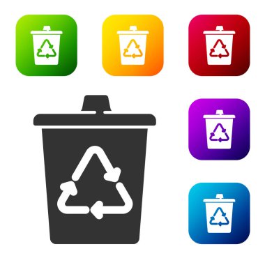 Beyaz arkaplanda izole edilmiş geri dönüşüm sembolü simgesi olan siyah geri dönüşüm kutusu. Çöp kutusu simgesi. Çöp kutusu tabelası. Geri dönüşüm sepeti işareti. Renkli kare düğmelerle simgeleri ayarla. Vektör.