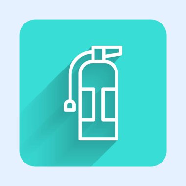 Uzun gölgeli beyaz çizgi yangın söndürme ikonu. Yeşil kare düğmesi. Vektör.