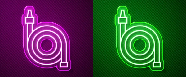 发光的霓虹灯线消防软管卷轴图标隔离在紫色和绿色背景 — 图库矢量图片