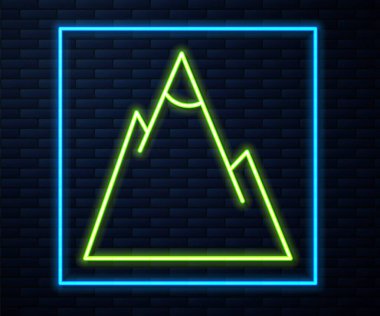 Parlayan neon hattı dağ ikonu tuğla duvar arka planında izole edilmiş. Zaferin ya da başarının sembolü. Vektör İllüstrasyonu.