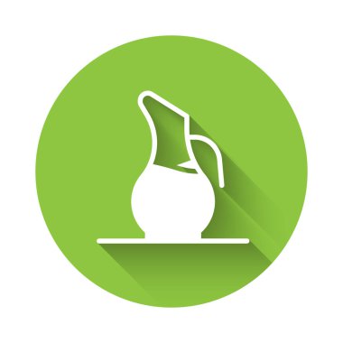 Şarap ikonu için beyaz dekan uzun gölgeli arka planda izole edilmiş. Yeşil daire düğmesi. Vektör.