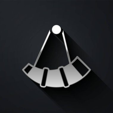 Siyah arka planda izole edilmiş gümüş avlanma boynuzu ikonu. Uzun gölge tarzı. Vektör.