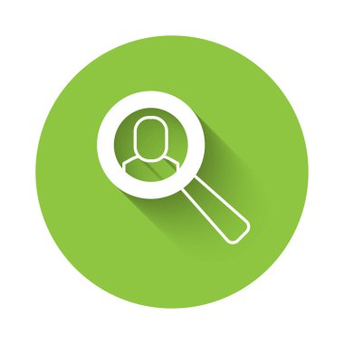 Arama simgesi için beyaz büyüteç uzun gölge arkaplanı ile izole edilmiş. İşe alım ya da seçim konsepti. Çalışanları ve işi ara. Yeşil daire düğmesi. Vektör.