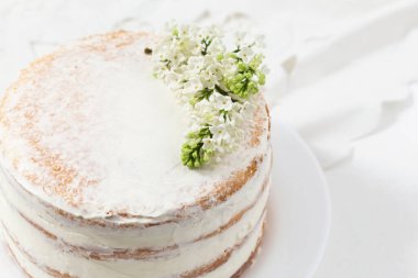 Kremalı bisküvi kekini yakın.