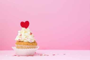 Kremalı mini kekler, yakın plan. 