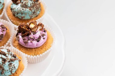 Ev yapımı kekler ve krema tabakta.