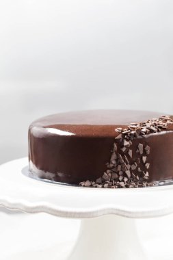 Çikolatalı keki tabağa koy.