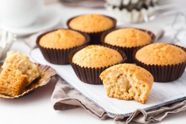 Kağıt formlarda mini kekler, yakın plan. 