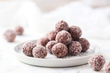 Beyaz tabakta çikolata topları