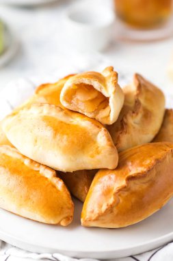 Taze ev yapımı elma çörekleri.