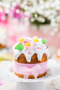 Süslü çikolatalı paskalya pastalarını kapatın.