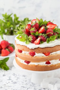 Çilekle süslenmiş lezzetli bir pasta.