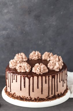 Kremayla süslenmiş çikolatalı kek.