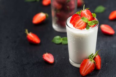 Siyah taşlı taze çilekli çilekli smoothie.