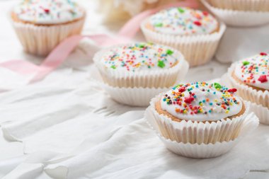 Kremalı mini kekler, yakın plan. 