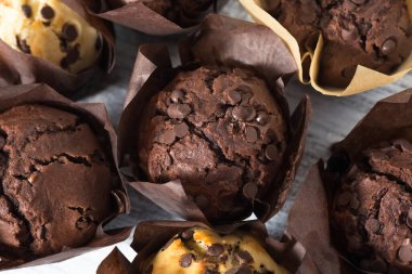 Cipsli çikolatalı kek yakın plan.