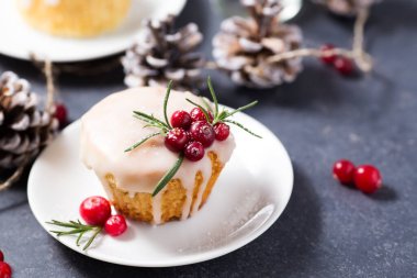 Kırmızı üzümlü noel çöreği.