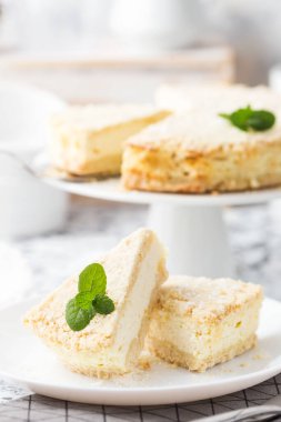 Krem peynirli ve naneli kek.