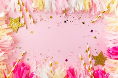 Pembe arka planda parti için pipetler ve dekorasyonlar