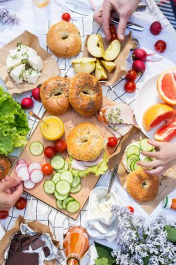 İnsanların ellerinin piknikte yemek yediği en iyi manzara. 