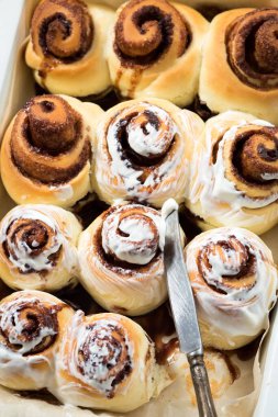 Krem peynirli ve çikolatalı börek.