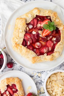 Böğürtlenli kek, fırının üstünde.