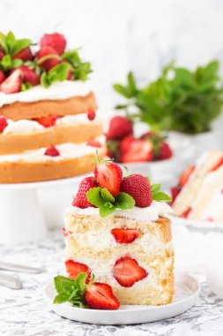 Çilekle süslenmiş lezzetli bir pasta.