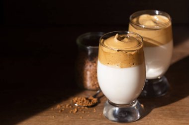 Masada bir fincan kahve tatlısı