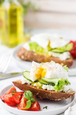 Haşlanmış sandviç, yumurta, domates ve fesleğen.