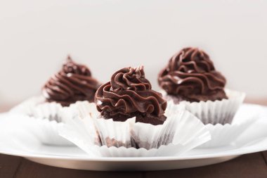 Kremalı çikolatalı keklerin yakın çekimi.