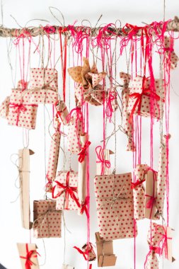 Hediye kutuları ve hediyelerle Noel ağacı süslemesi.