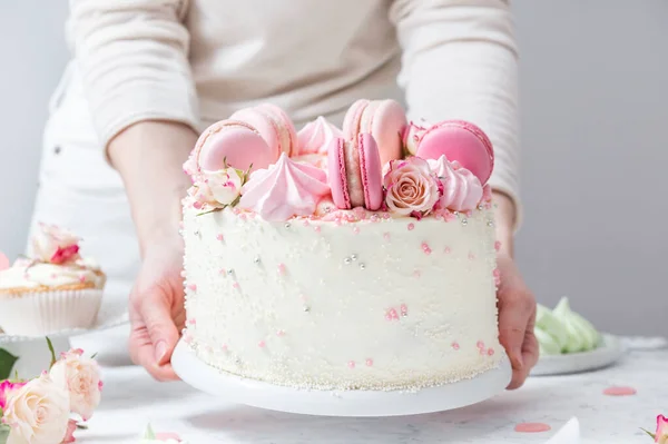 Vrouw Handen Houden Taart Versierd Met Zoete Meringue Koekjes Bitterkoekjes — Stockfoto