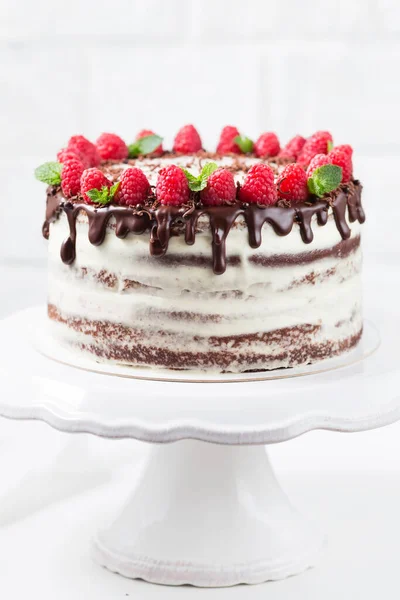 Delicioso Bolo Chocolate Decorado Com Raspberris — Fotografia de Stock