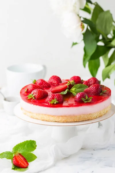 Nahaufnahme Von Köstlichem Käsekuchen Mit Erdbeeren — Stockfoto