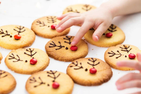 Pessoa Segurando Biscoito Natal Com Cara Veado — Fotografia de Stock