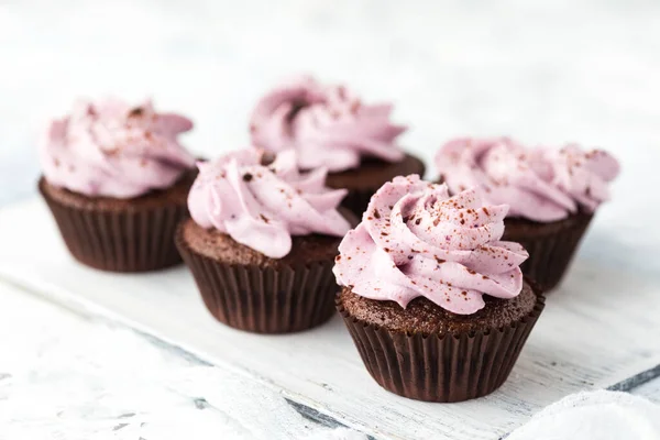 Schokoladen Cupcakes Mit Sahne Nahaufnahme — Stockfoto