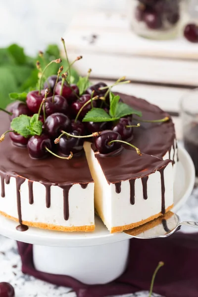 Close Delicioso Cheesecake Com Cerejas Chocolate — Fotografia de Stock